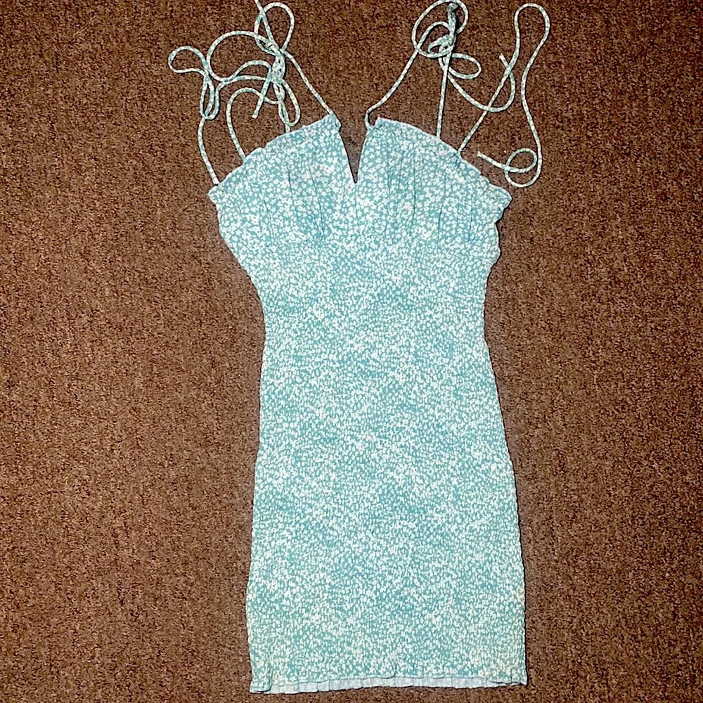 Blue and white floral patterned bodycon mini dress - Picture 3 of 6